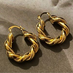 ✨Gorgeous 18K GP Twisted Hoop Earrings